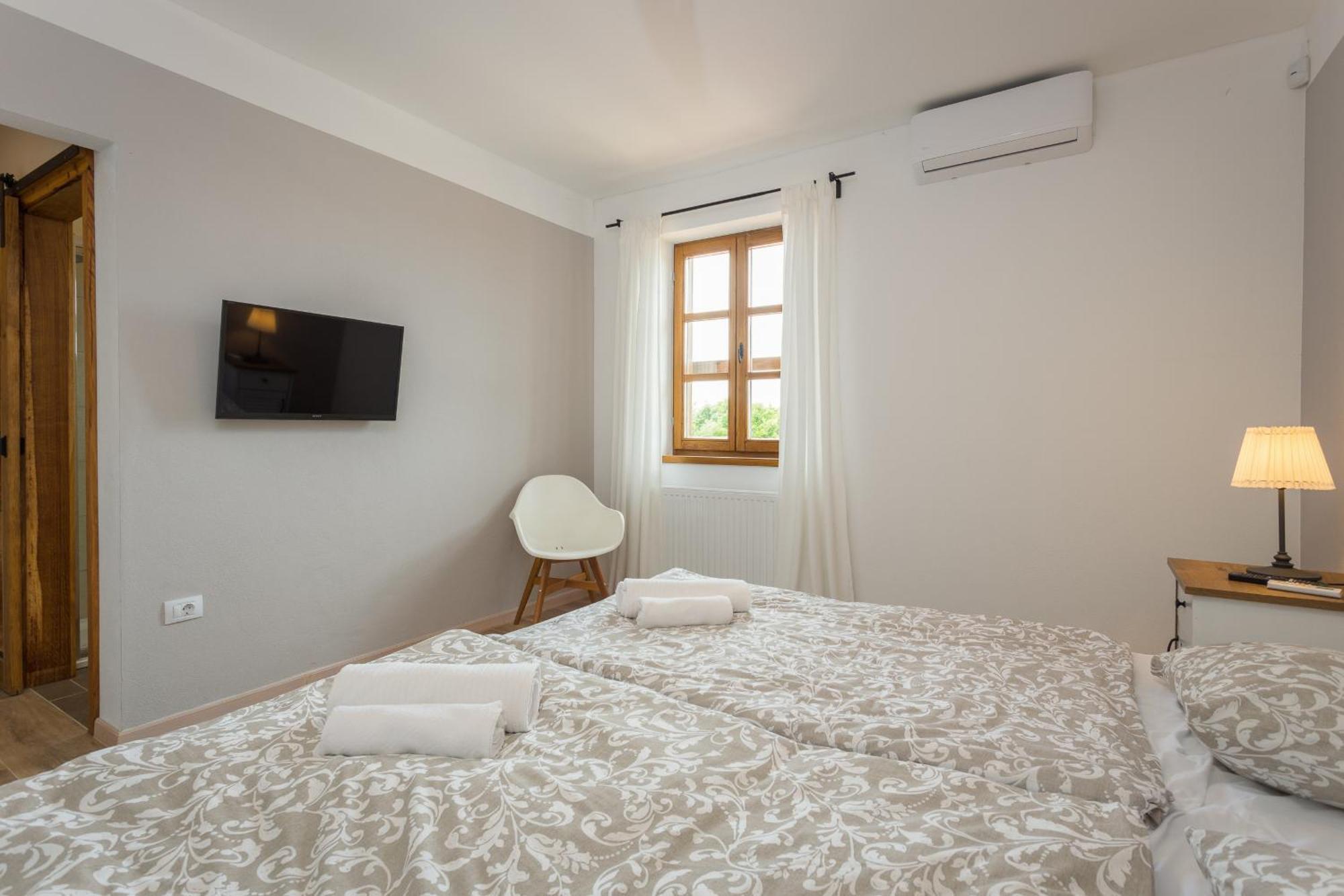 Villa Cirka In Central Istria For 14 Persons With Pool Heating & Pool Table Svetvinčenat Eksteriør bilde