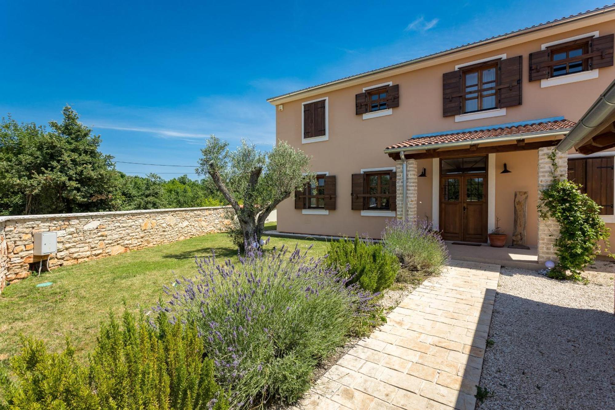 Villa Cirka In Central Istria For 14 Persons With Pool Heating & Pool Table Svetvinčenat Eksteriør bilde